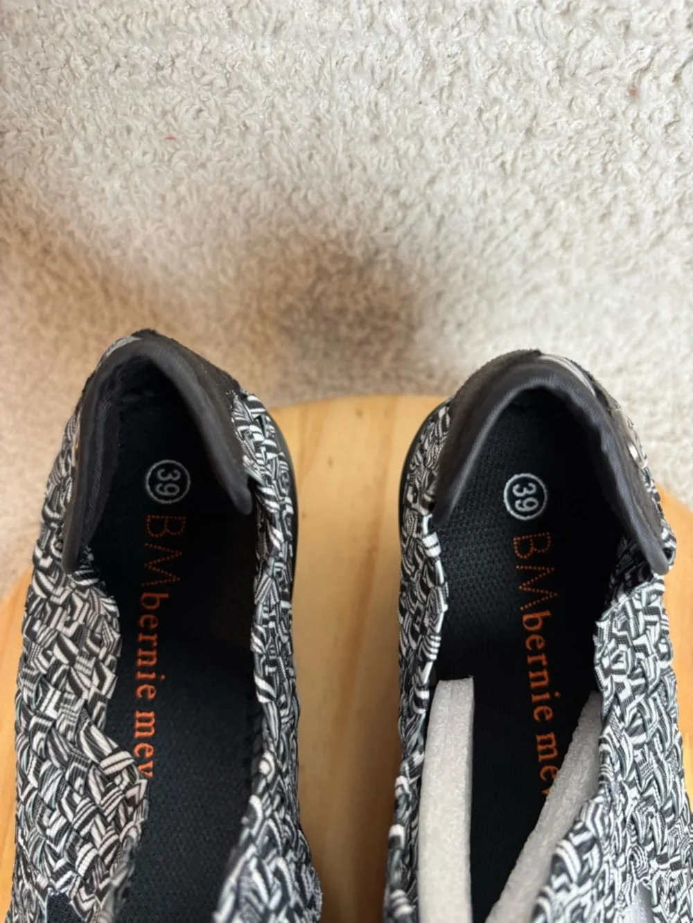 Bernie Mev Shoes Womens 8.5-9 Lulia Wedge Black White Newsprint Woven Mary Jane